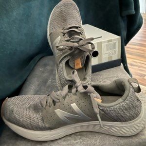 👑 2 for $15 sale!!   Men's New Balance fresh foam sneakers size 9 $25